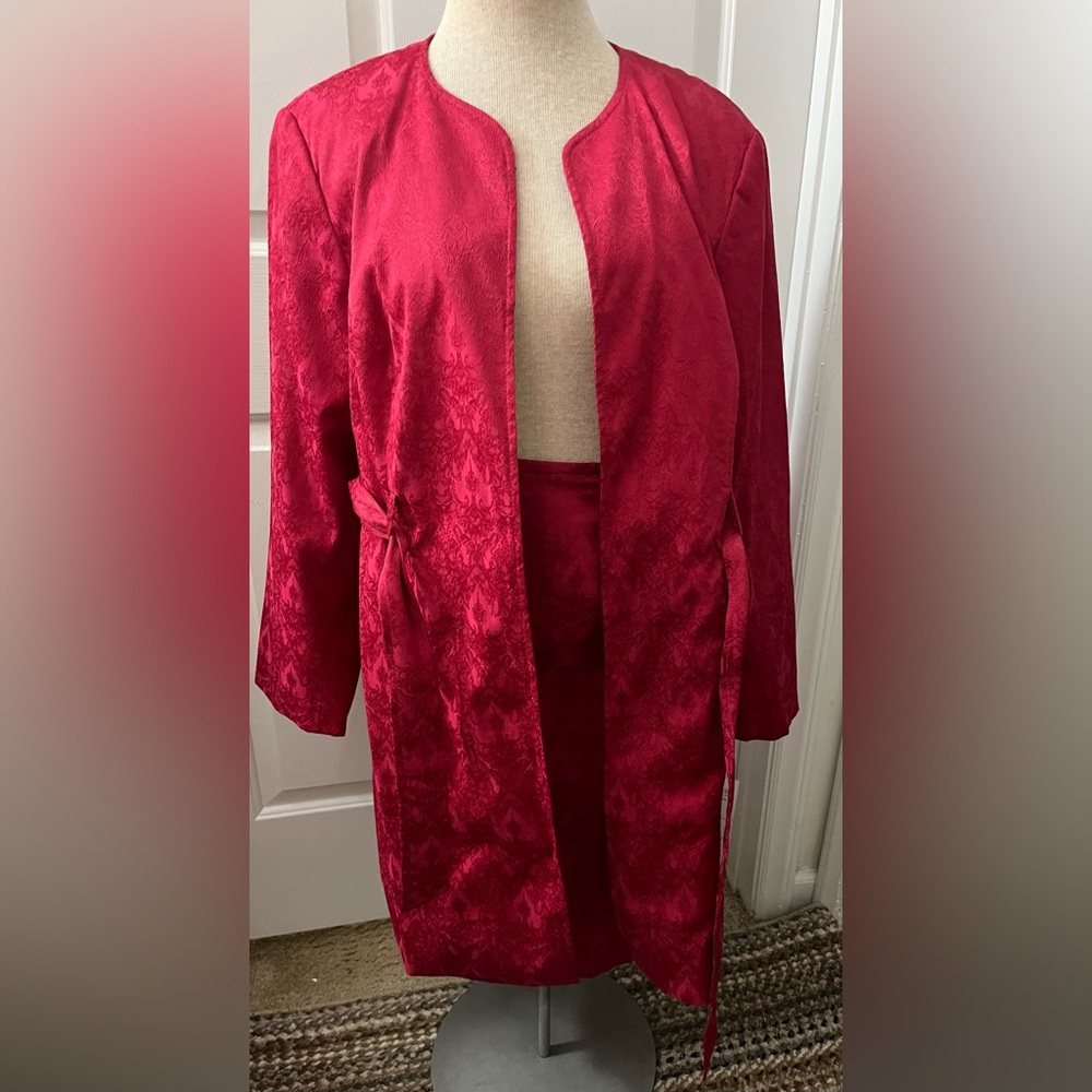Chic Red Women's 2-Piece Suit - Picture 2 of 5